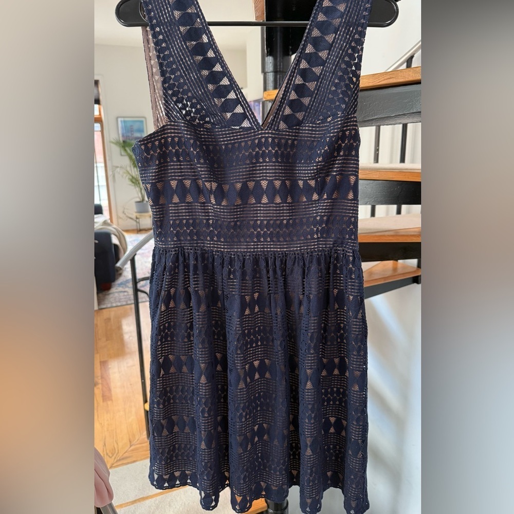 Bcbgmaxazria Women’s Camielle Mini Dress SZ 8 Sleeveless V Neck Lace Color Navy - Picture 2 of 9